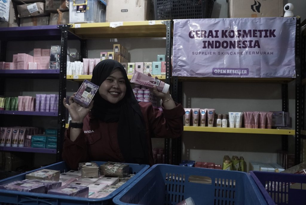 Kuliah jadi pengusaha di Kampus Umar Usman - Kisah alumni sukses dari jualan eceran marketplace hingga menjadi grosir kosmetik besar
